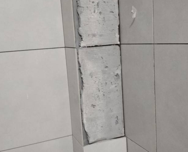 南昌市瓷砖空鼓维修公司分享下瓷砖施工前基层浇水润湿程度不足，可能导致以下问题
